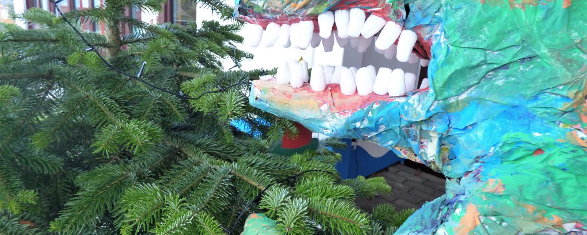 Dino am Weihnachtsbaum