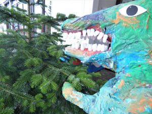 Dino am Weihnachtsbaum